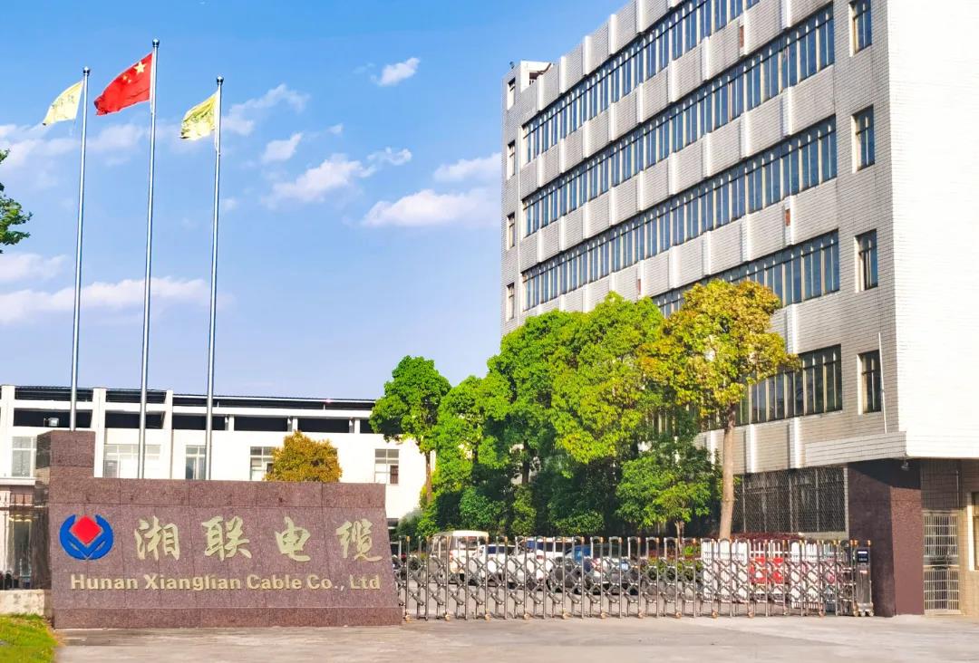 今日小雪，用一組湘聯(lián)小伙伴拍攝的美照來迎接廠區(qū)的冬天！